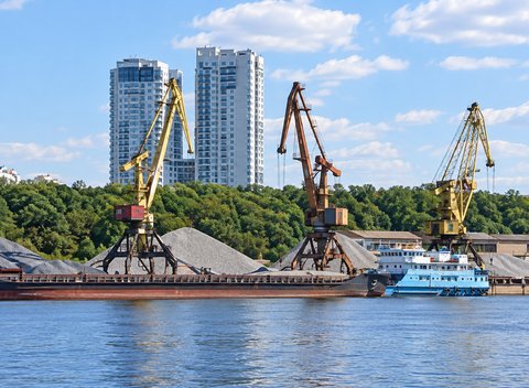 Поставка гранитного и высокопрочного щебня водным транспортом в августе 2026 года
