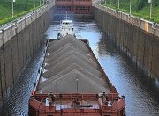 Стройматериалы доминируют в грузоперевозках через канал имени Москвы